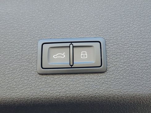 Used 2023 Audi e-tron Premium w/ Convenience Plus Package image 10