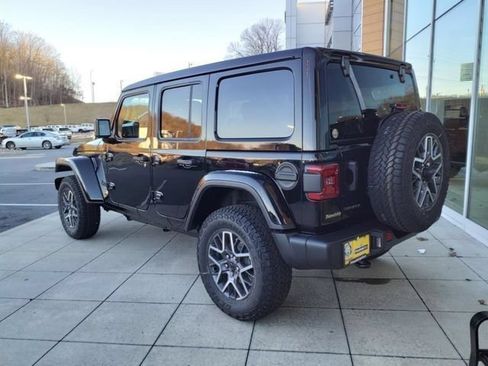 Used 2025 Jeep Wrangler Unlimited Sahara AWD/4WD image 5