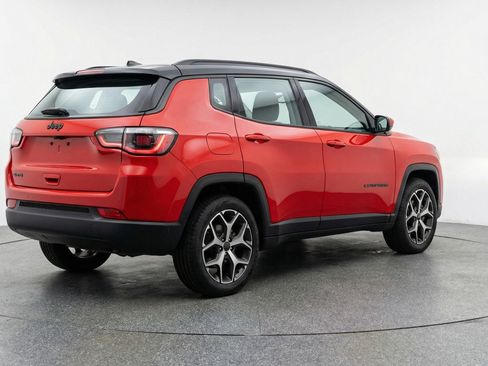 Used 2025 Jeep Compass Limited AWD/4WD image 9