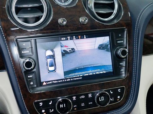 Used 2020 Bentley Bentayga V8 image 52