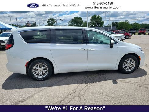 Used 2023 Chrysler Pacifica Touring-L FWD image 6