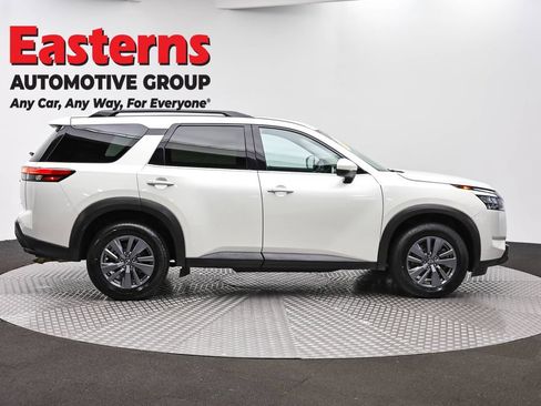 Used 2023 Nissan Pathfinder SV w/ SV Premium Package AWD/4WD image 4