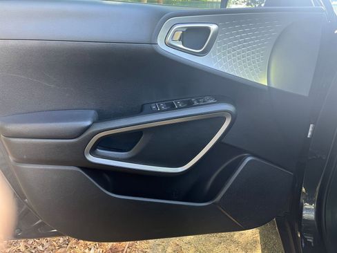 Used 2025 Kia Soul LX w/ LX Technology Package FWD image 18