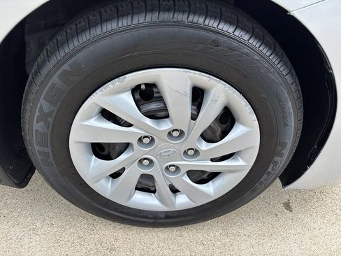 Used 2020 Hyundai Elantra SE FWD image 4