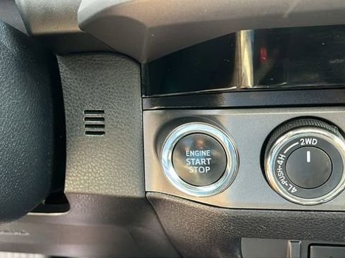 Certified 2017 Toyota Tacoma TRD Off-Road AWD/4WD image 19