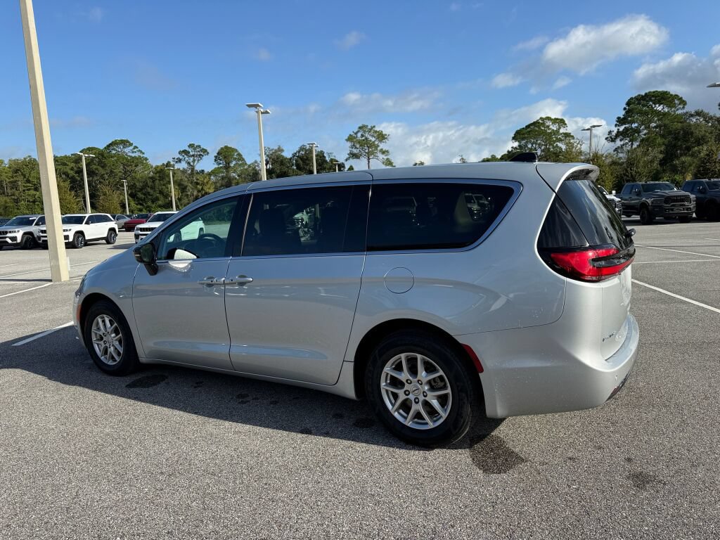Used 2024 Chrysler Pacifica Touring-L FWD image 5