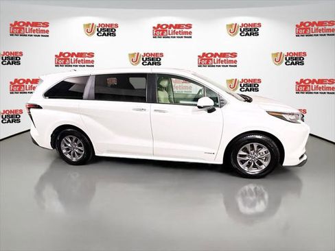 Certified 2021 Toyota Sienna XLE FWD image 18