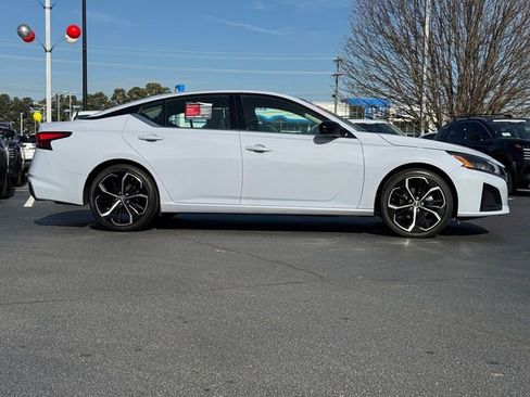 Certified 2024 Nissan Altima 2.5 SR image 3