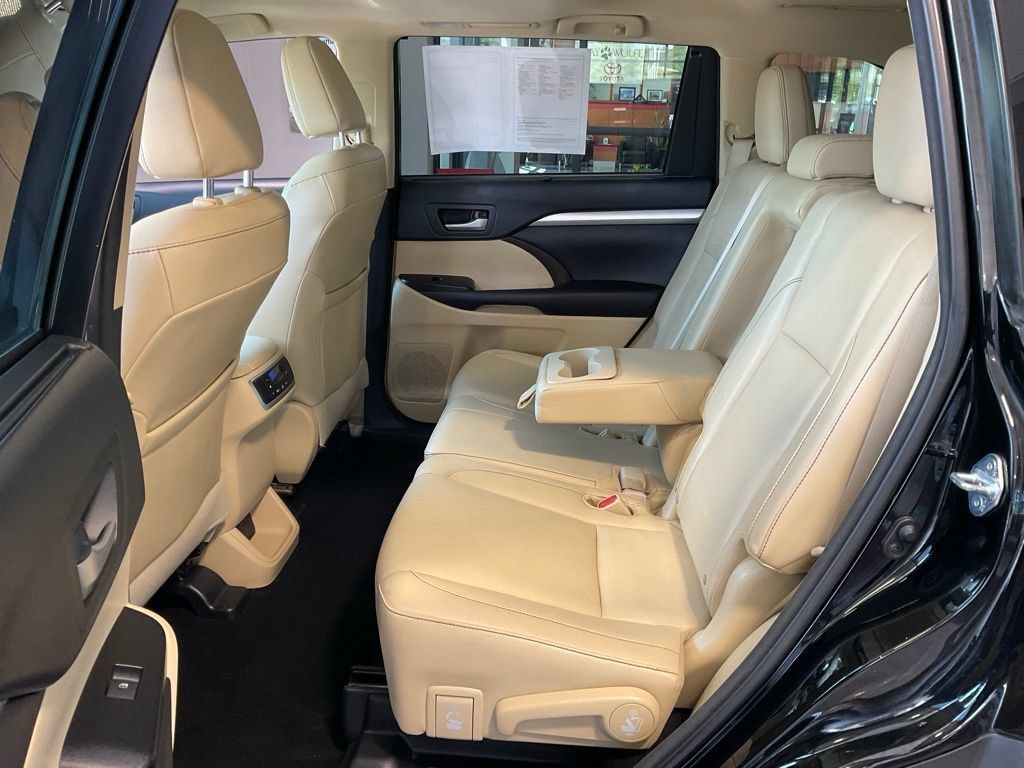 Used 2016 Toyota Highlander XLE AWD/4WD image 23