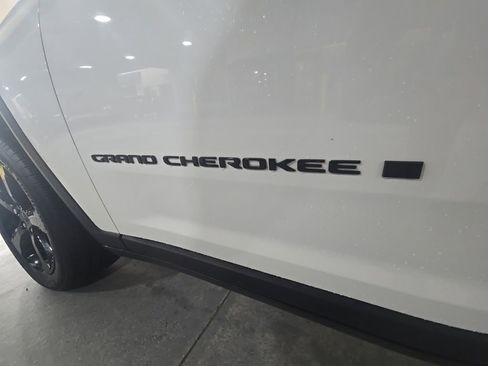 Used 2023 Jeep Grand Cherokee Limited w/ Black Appearance Package RWD image 11