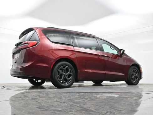 Used 2021 Chrysler Pacifica Limited w/ Uconnect Theater Family Group image 15