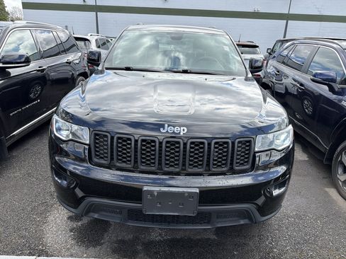 Used 2019 Jeep Grand Cherokee Laredo AWD/4WD image 3