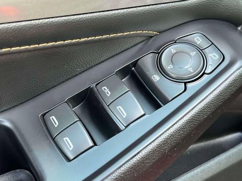 Used 2021 Chevrolet Traverse LT image 19