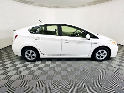 Used 2014 Toyota Prius Three FWD image 2