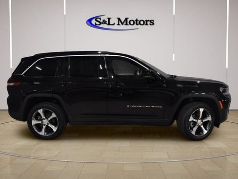 New 2026 Jeep Grand Cherokee Limited w/ Luxury Tech Group II AWD/4WD image 8