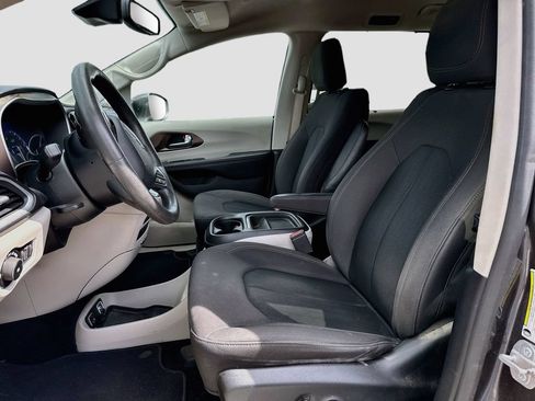 Used 2019 Chrysler Pacifica Touring Plus w/ Advanced Safetytec Group FWD image 5