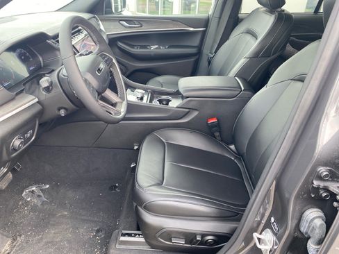 Used 2025 Jeep Grand Cherokee Limited w/ Luxury Tech Group II AWD/4WD image 12