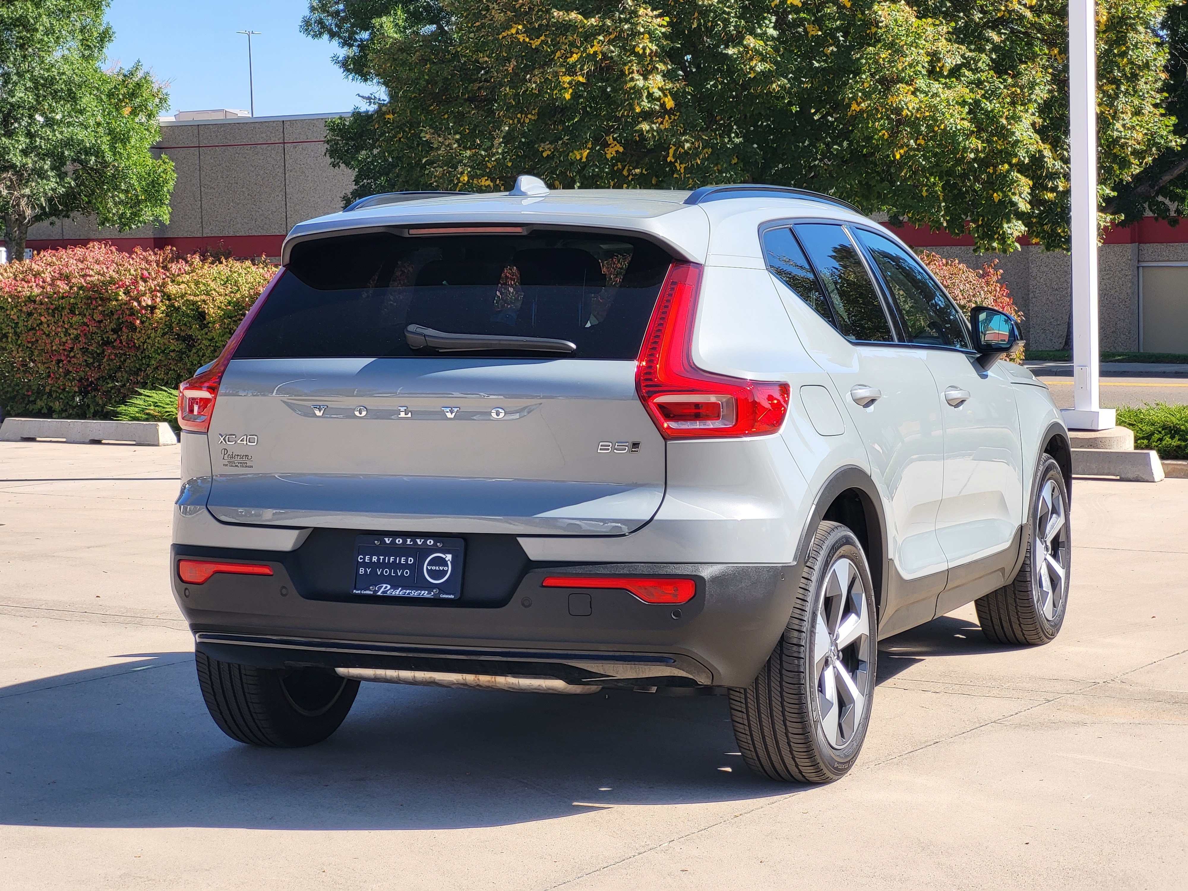 Certified 2026 Volvo XC40 B5 Plus AWD/4WD image 2