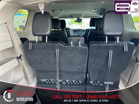 Used 2023 Chrysler Pacifica Touring-L FWD image 10