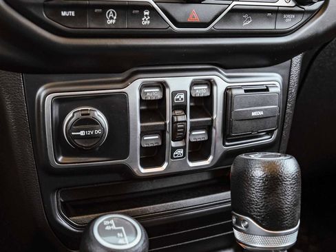 Used 2018 Jeep Wrangler Unlimited Sahara image 27