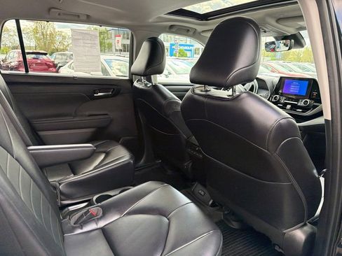 Used 2023 Toyota Highlander XLE AWD/4WD image 13