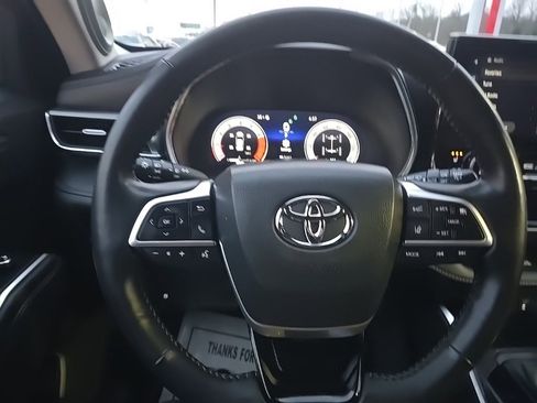 Used 2023 Toyota Highlander Platinum image 16