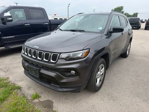 Used 2024 Jeep Compass Latitude AWD/4WD image 3