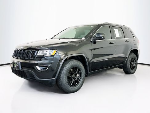 Used 2020 Jeep Grand Cherokee Laredo image 3