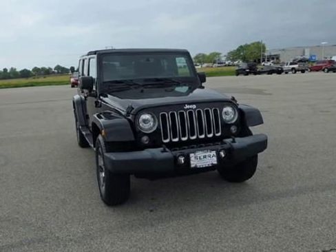 Used 2018 Jeep Wrangler Unlimited Sahara w/ Connectivity Group AWD/4WD image 2
