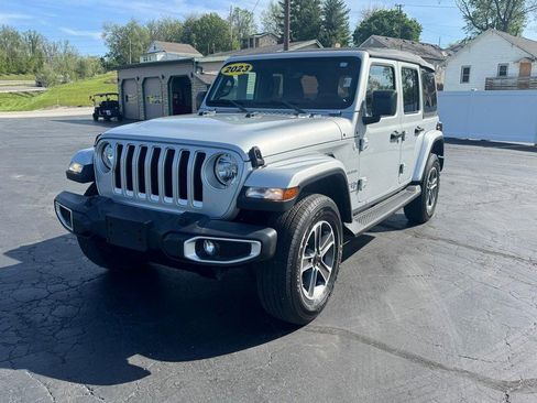 Used 2023 Jeep Wrangler Unlimited Sahara AWD/4WD image 3