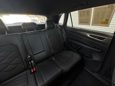 Used 2025 Volkswagen Atlas Cross Sport SE image 37