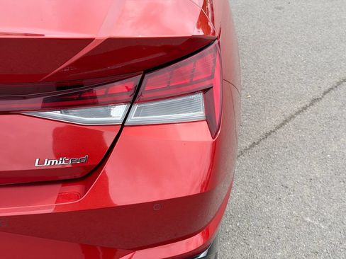 Used 2022 Hyundai Elantra Limited FWD image 11