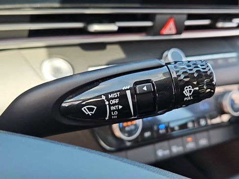 Certified 2024 Hyundai Elantra SEL FWD image 25