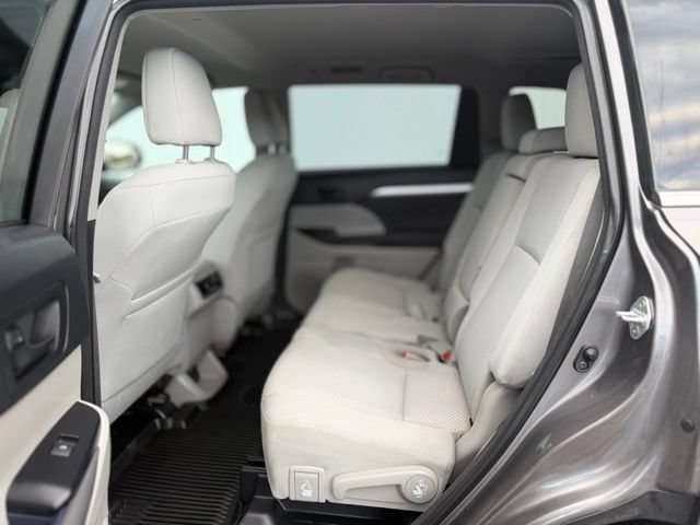 Used 2018 Toyota Highlander LE AWD/4WD image 19