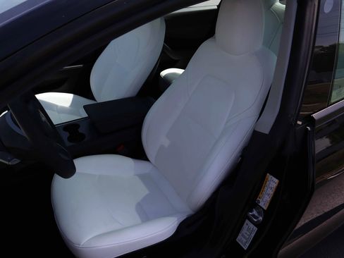 Used 2023 Tesla Model 3 Standard Range image 2