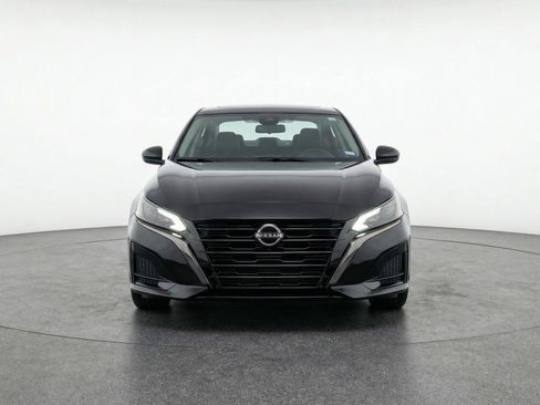 Used 2025 Nissan Altima 2.5 SV image 2