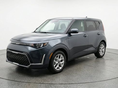 Used 2025 Kia Soul LX w/ LX Technology Package FWD image 3
