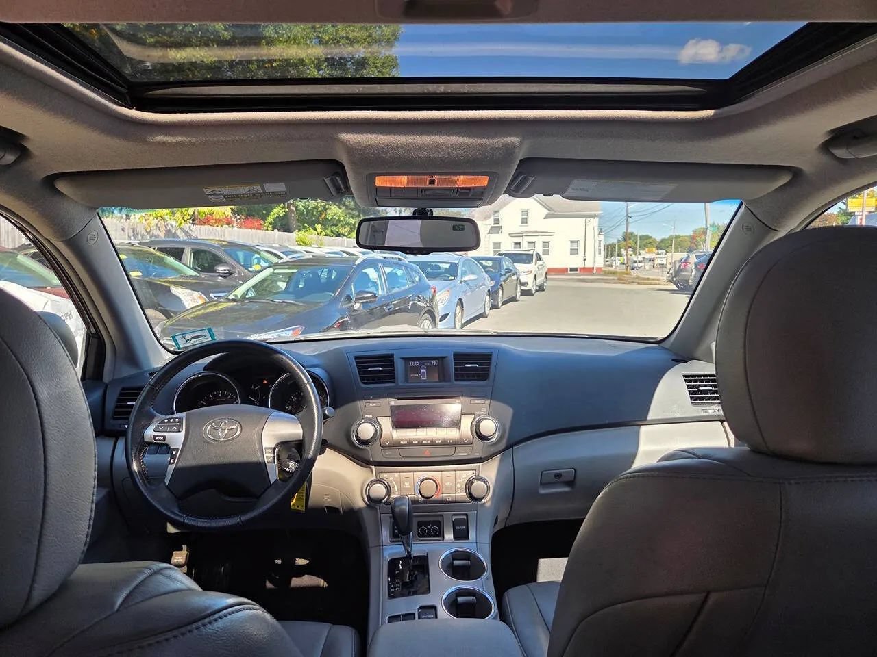 Used 2012 Toyota Highlander SE w/ Tow Pkg AWD/4WD image 8