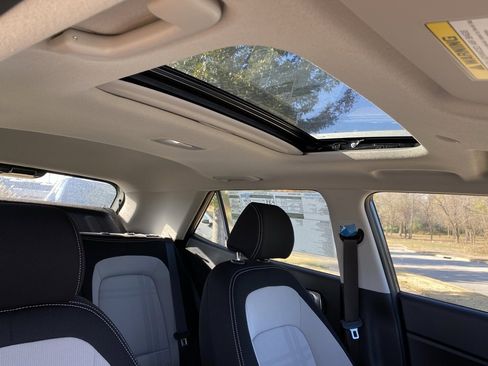 New 2025 Hyundai Venue SEL image 31