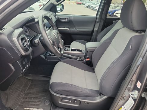 Used 2021 Toyota Tacoma TRD Off-Road w/ Technology Package AWD/4WD image 20