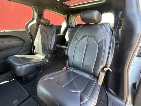 Used 2018 Chrysler Pacifica Touring-L Plus w/ Advanced Safetytec Group FWD image 12