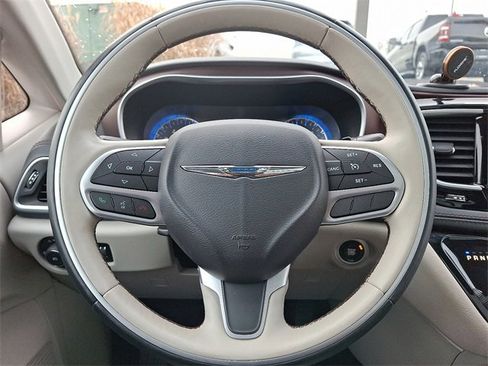 Used 2017 Chrysler Pacifica Limited image 21