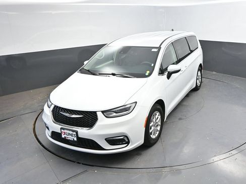 Used 2023 Chrysler Pacifica Touring-L FWD image 28