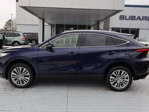 Used 2022 Toyota Venza XLE image 2