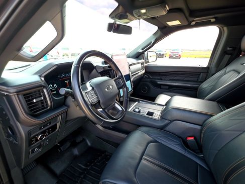 Used 2023 Ford Expedition Platinum image 12
