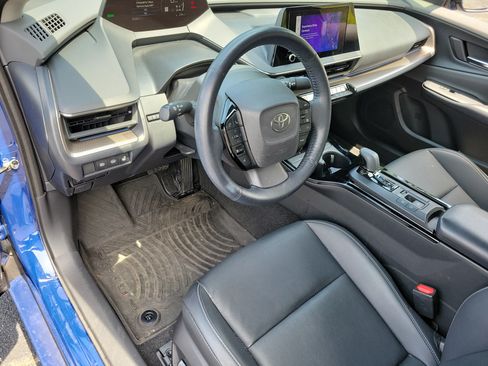 Used 2024 Toyota Prius XLE FWD image 4