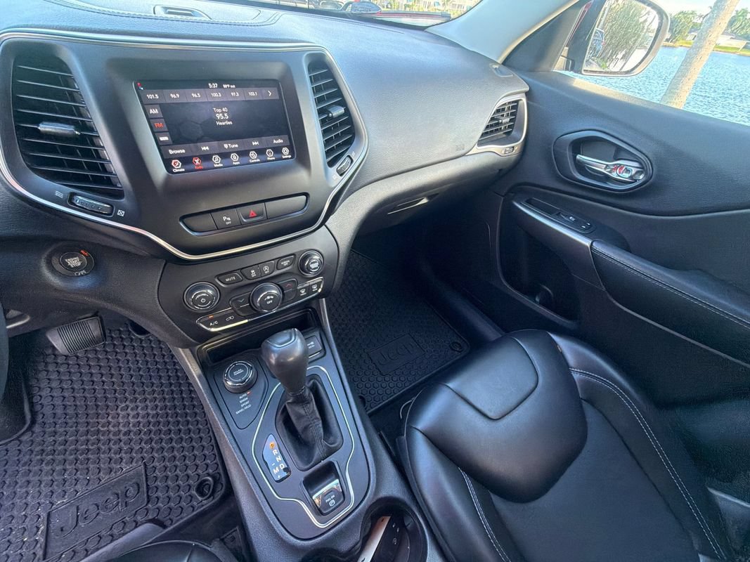 Used 2019 Jeep Cherokee Latitude Plus w/ Cold Weather Group AWD/4WD image 20