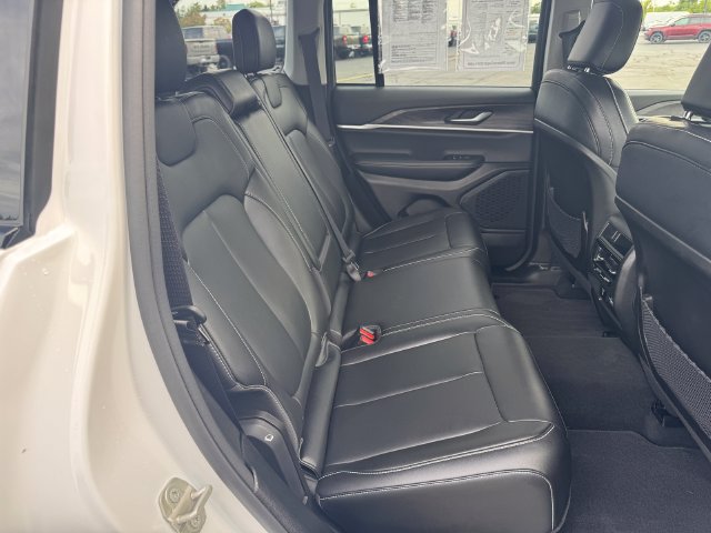 Used 2023 Jeep Grand Cherokee Limited w/ Black Appearance Package AWD/4WD image 16
