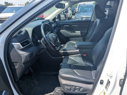 Used 2022 Toyota Highlander XLE AWD/4WD image 27