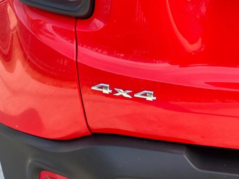 Used 2023 Jeep Renegade Latitude AWD/4WD image 38